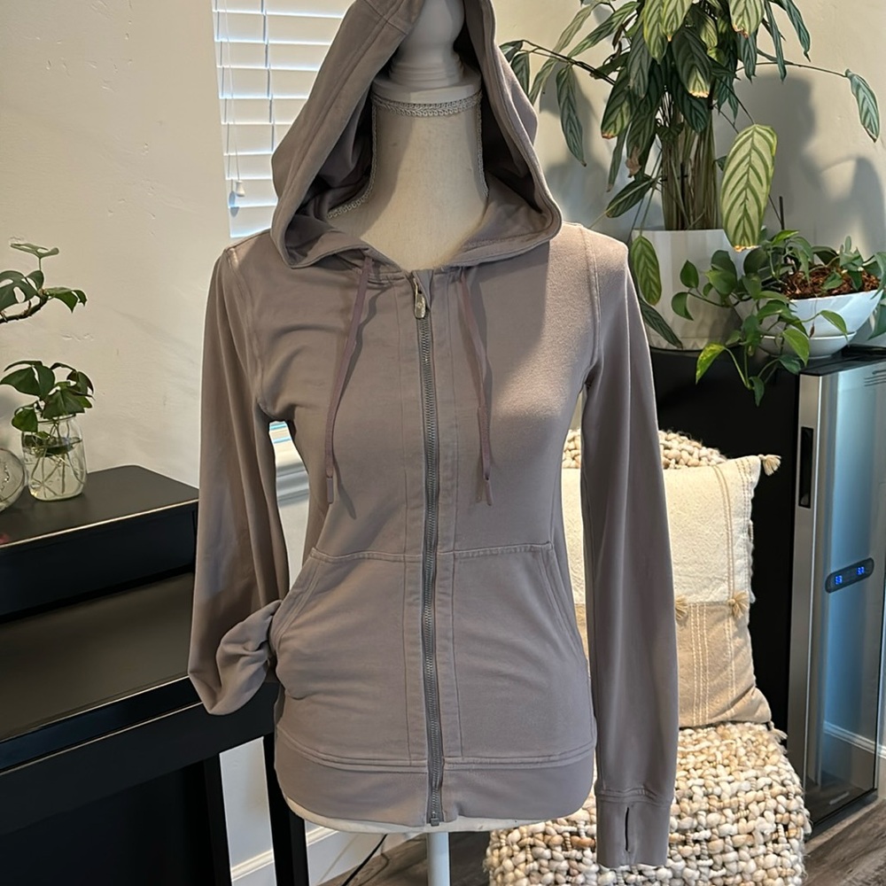Lululemon jacket size 4